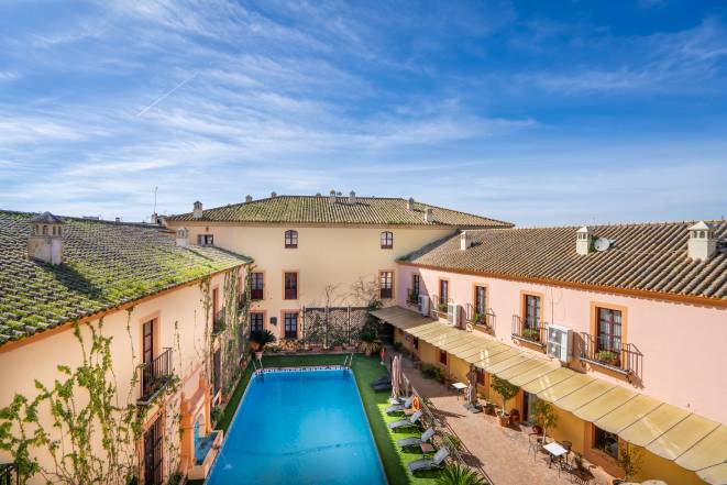 Hotel Alcázar de la Reina — piscina